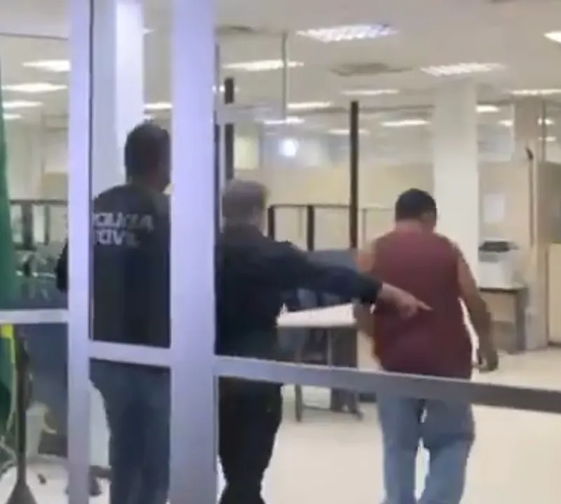 O criminoso foi autuado por maus tratos aos animais agravado pelo resultado morte, tentativa de homicídio, porte de arma de fogo e ameaça