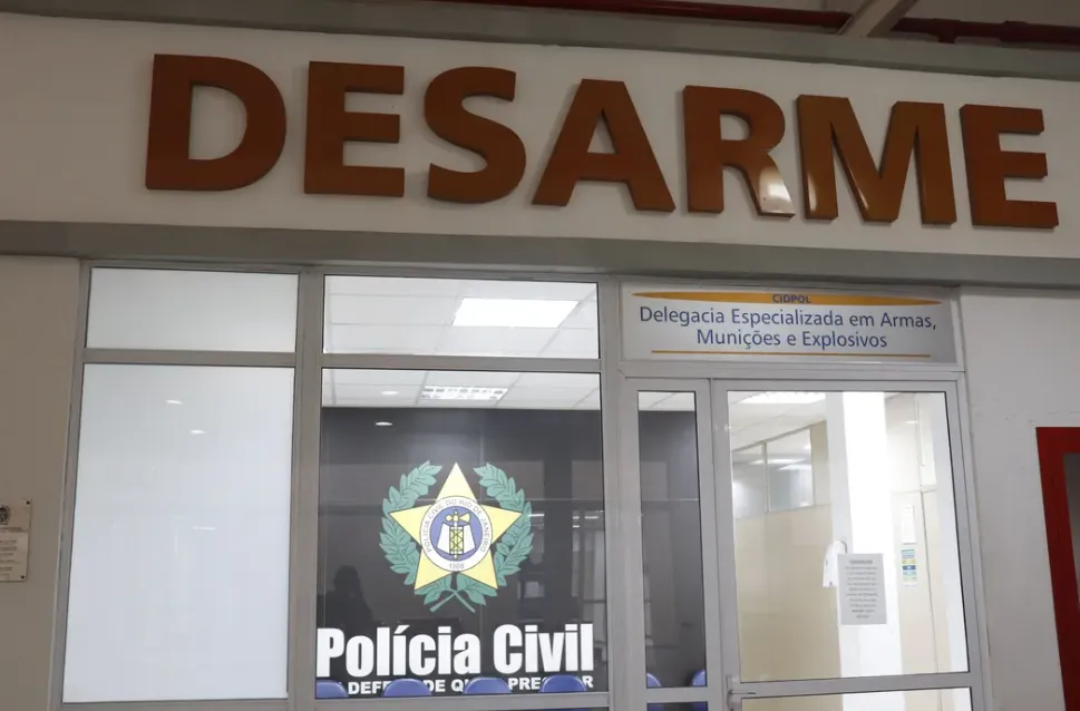 Policiais civis da Delegacia Especializada em Armas, Munições e Explosivos (Desarme) prenderam, nesta terça-feira (19), um integrante da facção criminosa Comando Vermelho