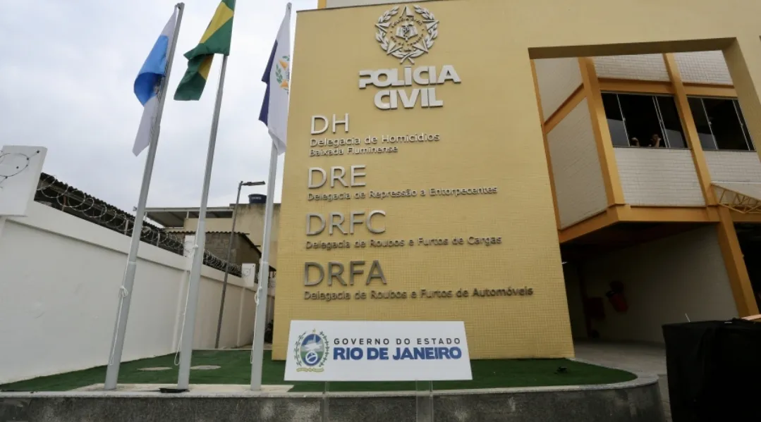 Contra o criminoso, foi cumprido um mandado de prisão pendente pelo crime de tráfico de drogas