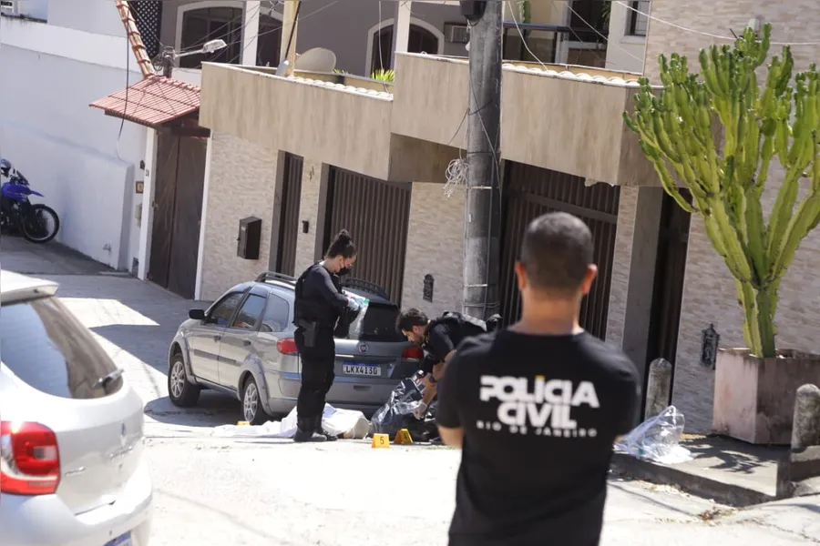 Carlos havia acabado de sair de casa para colocar o lixo na rua quando foi surpreendido por criminosos armados