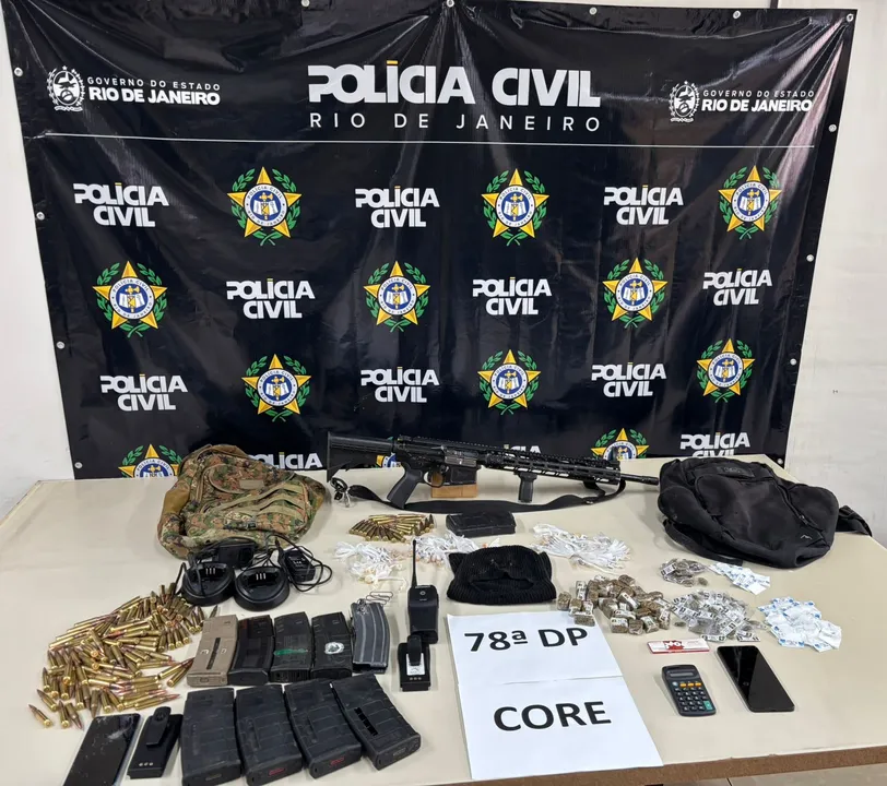 Durante diligências, os policiais localizaram uma casa abandonada utilizada como ponto estratégico.