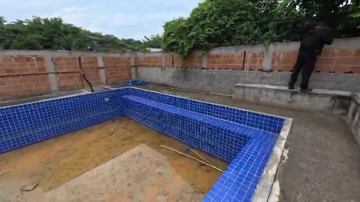 Local que serviria como área de lazer para traficantes estava em construção