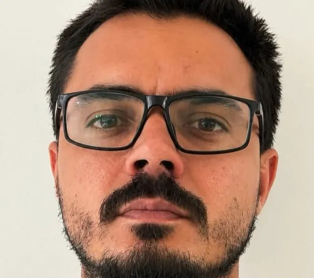 Carlos Alberto Freire Neto, de 35 anos, realizava diligências na comunidade quando foi atacado