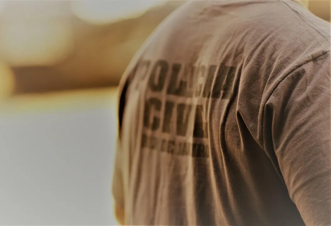 Agentes da Delegacia Antissequestro (DAS), com o apoio de policiais militares, resgataram um idoso vítima de cárcere privado