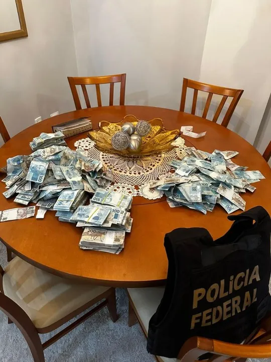 Dinheiro apreendido depois de ser jogado pela janela do apartamento