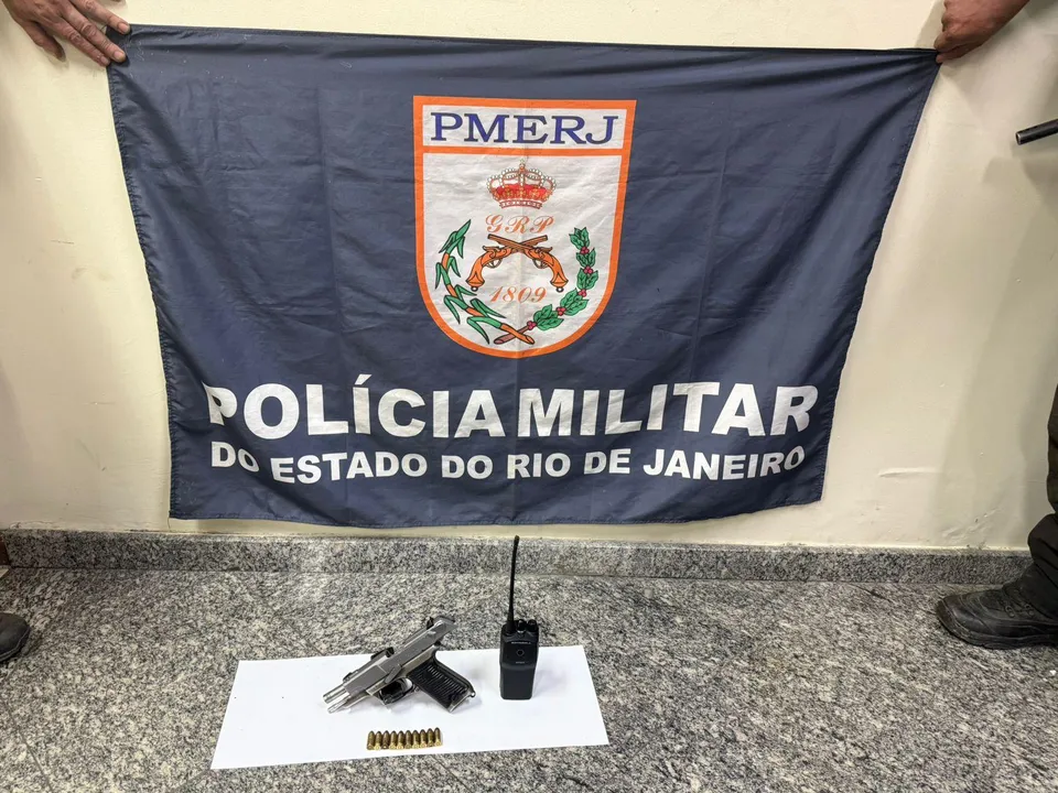 Durante a ação, os agentes apreenderam uma pistola, dez munições e um radiotransmissor