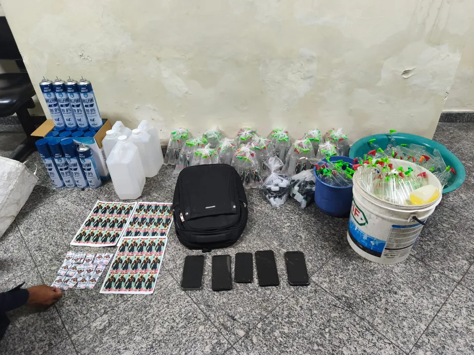 No interior da casa, os agentes encontraram uma estrutura improvisada para a produção da droga