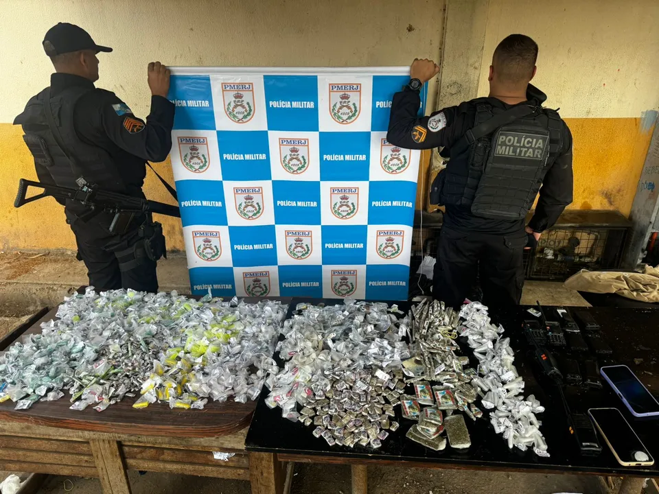Durante a abordagem, os agentes encontraram com o grupo uma quantidade significativa de material entorpecente