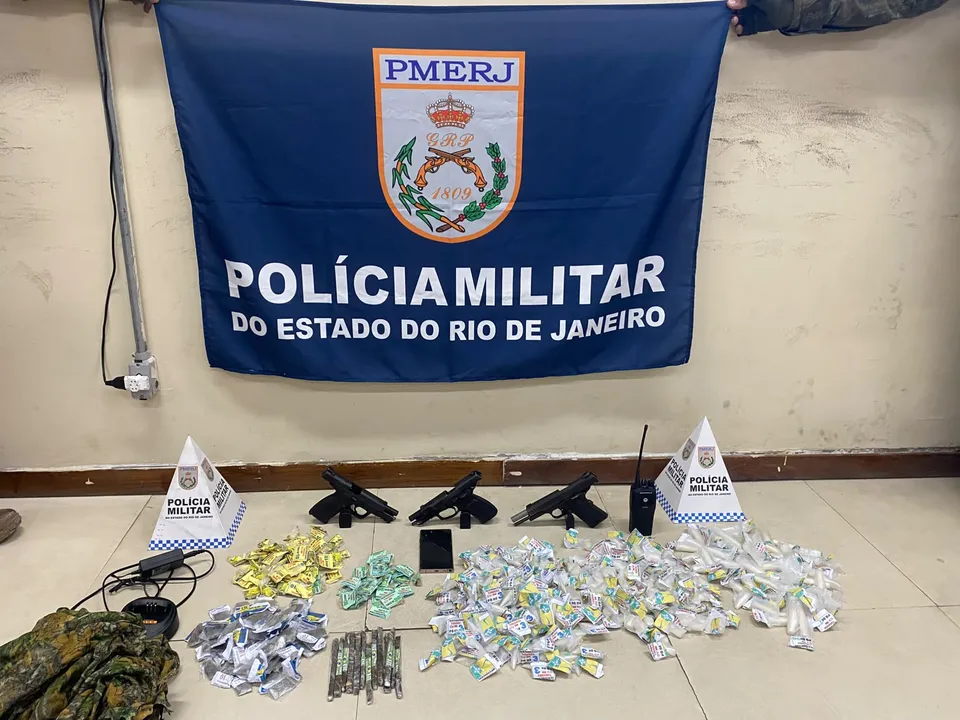 Houve apreensão de sete fuzis, três pistolas, farta quantidade de entorpecentes, centenas de munições, carregadores, rádios transmissores e celulares