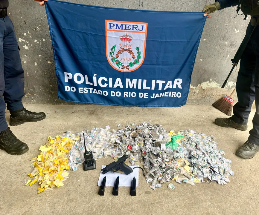 Na ação, foram aprendidas armas, drogas e outros itens ilícitos