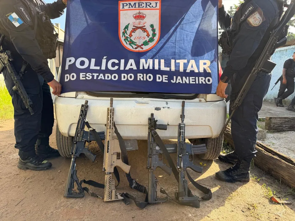 Durante a abordagem, os policiais apreenderam quatro fuzis, quatro carregadores e dezenas de munições dos calibres 7,62 e 5,56