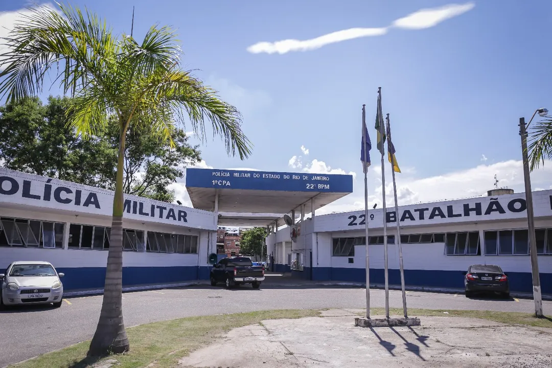 Equipes do 22° BPM (Bonsucesso) fizeram um cerco e conseguiram interceptar o veículo,