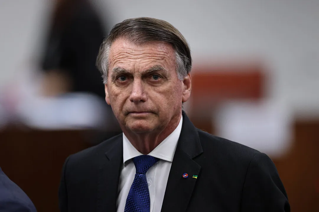 Ontem, Moraes deu prazo de 24 horas para a defesa do ex-presidente, que está em prisão domiciliar, explicar a origem da arma de fogo