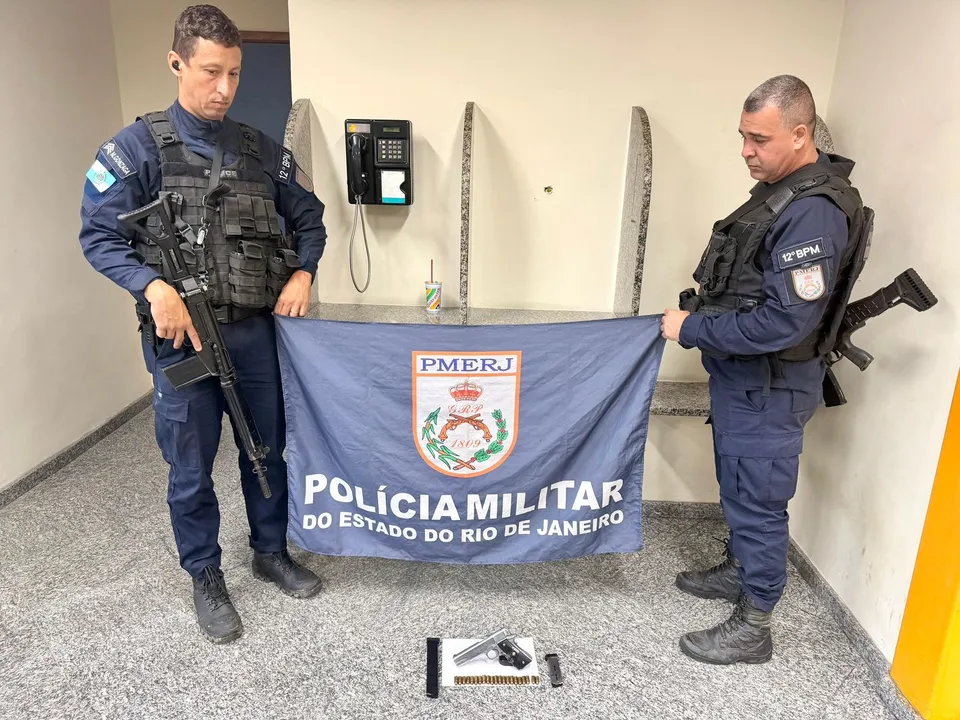 Os policiais apreenderam uma pistola calibre .45