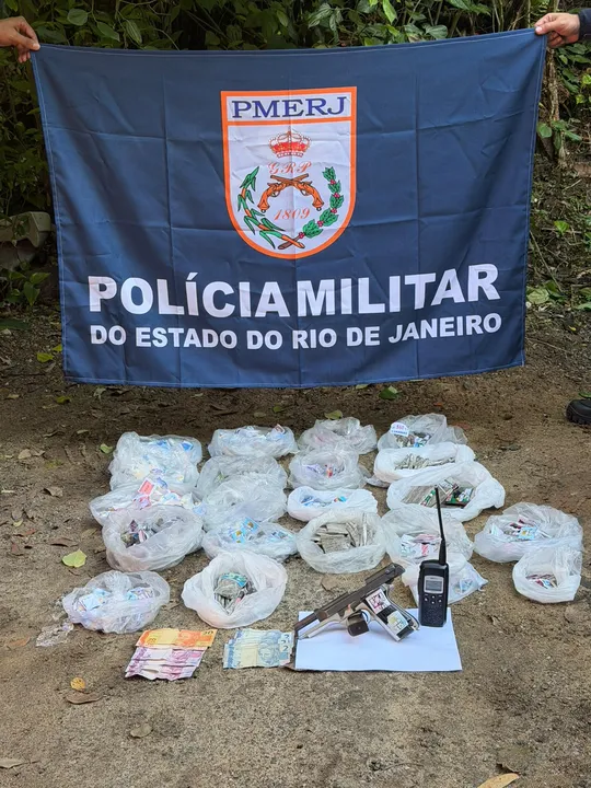 Uma ação do 12º BPM resultou na apreensão de uma pistola calibre 9 mm, drogas ainda não contabilizadas, um rádio transmissor e R$ 60 em dinheiro