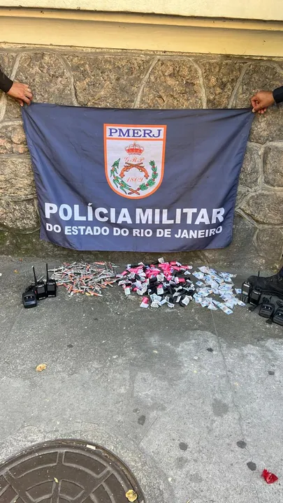 Com ele, foram apreendidos 112 invólucros de maconha, 86 pinos de cocaína, 57 pedras de crack, quatro radiotransmissores