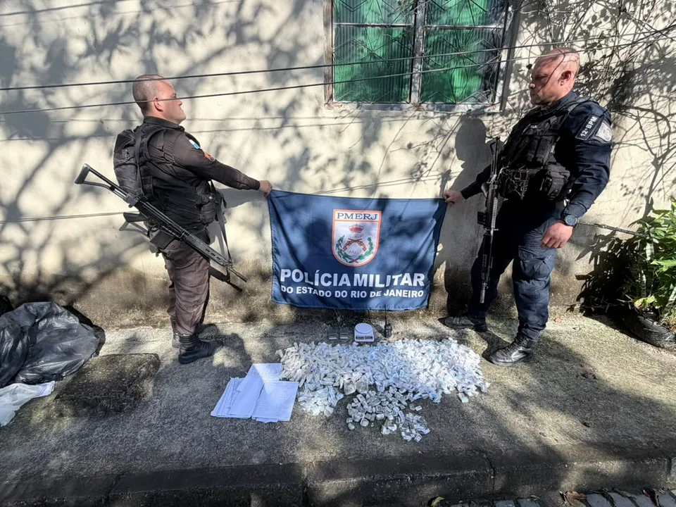 Com o grupo, os agentes apreenderam 506 sacolés de cocaína, 95 trouxinhas de maconha e 92 pedras de crack