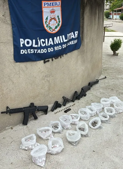 Na operação, os policiais encontraram um rifle calibre .22, uma pistola, uma réplica de fuzil e três simulacros de pistolas