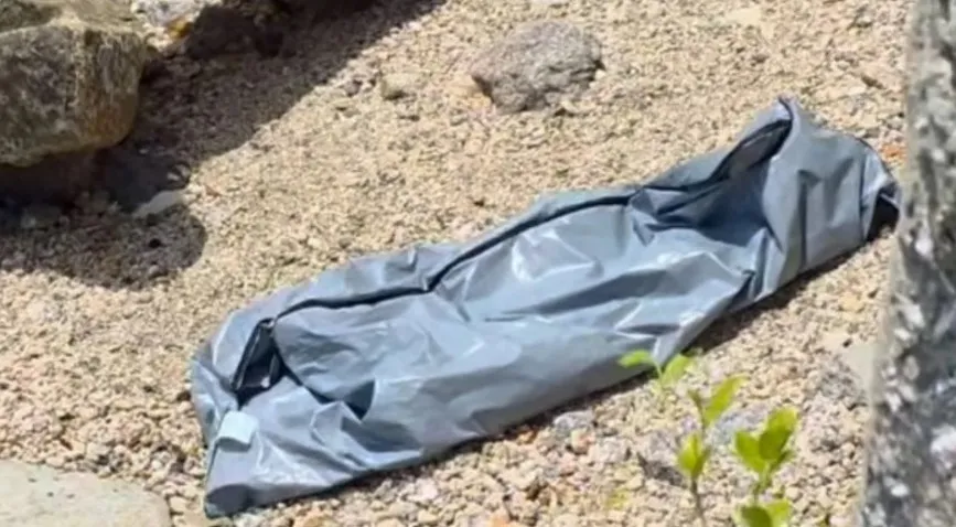 Corpo de Bombeiros que já haviam identificado despojos humanos dentro de um saco de nylon próximo à faixa de areia