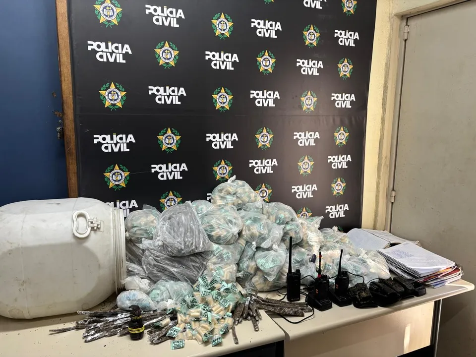 Durante a ação, os agentes apreenderam aproximadamente R$ 500 mil em drogas e prenderam duas pessoas em flagrante
