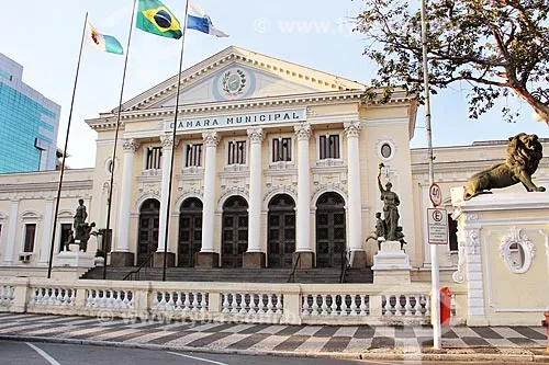 A Prefeitura de Niterói confirmou que o funcionário foi levado à delegacia e que a Procuradoria-Geral do município acompanha o caso, ocorrido, segundo o registro de ocorrência, na sede da Câmara Municipal