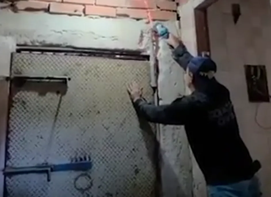 O espaço era protegido por uma porta de ferro de cerca de 350 quilos