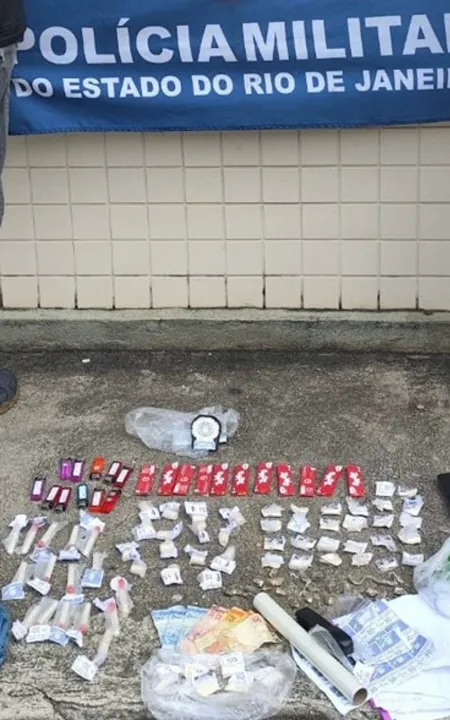 Com o grupo, os agentes apreenderam drogas e materiais e para endolação