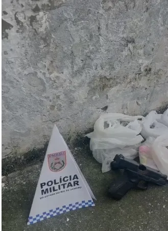 Entre os itens apreendidos estão uma pistola marca Glock com numeração suprimida, 10 munições, 54 pinos contendo substância com características de cocaína, 14 pedras de crack, 132 trouxinhas de maconha