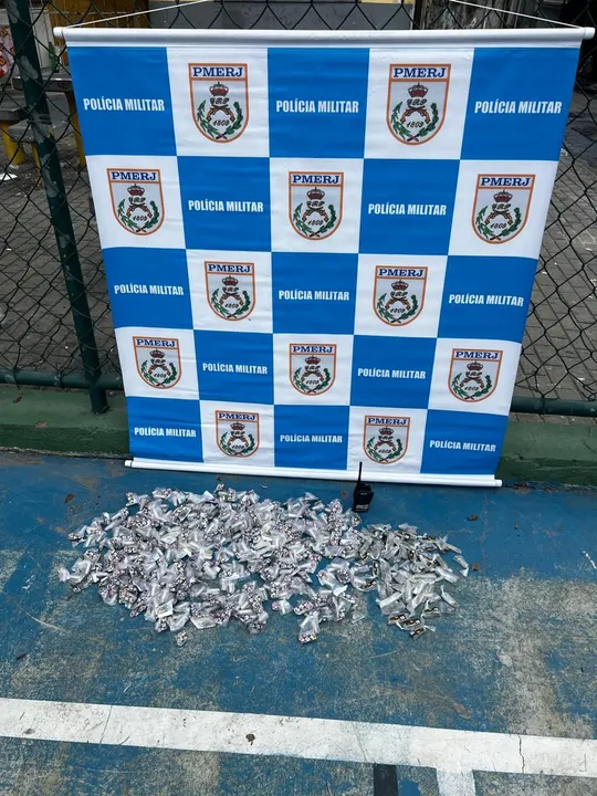 Os dois suspeitos foram encaminhados à 76ª Delegacia de Polícia, onde foram autuados em flagrante