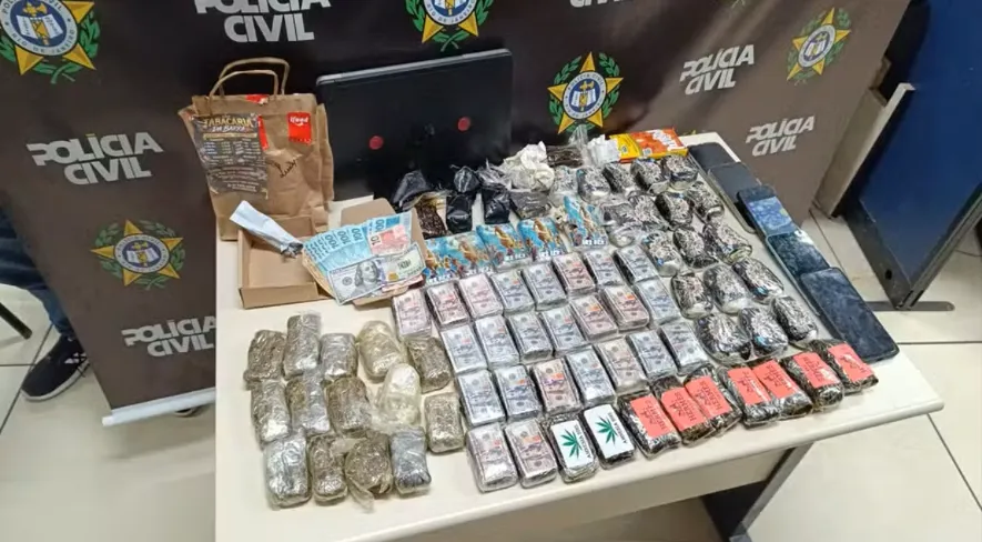 Foram apreendidos entorpecentes avaliados em R$300 mil, incluindo maconha, guardada em um microondas, e “dry”, uma forma concentrada de haxixe