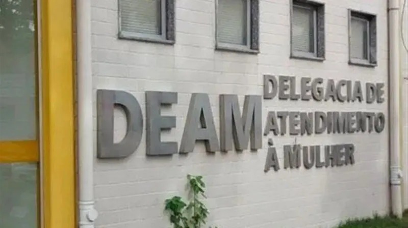 A prisão foi efetuada pela Delegacia de Atendimento à Mulher (Deam) de Cabo Frio