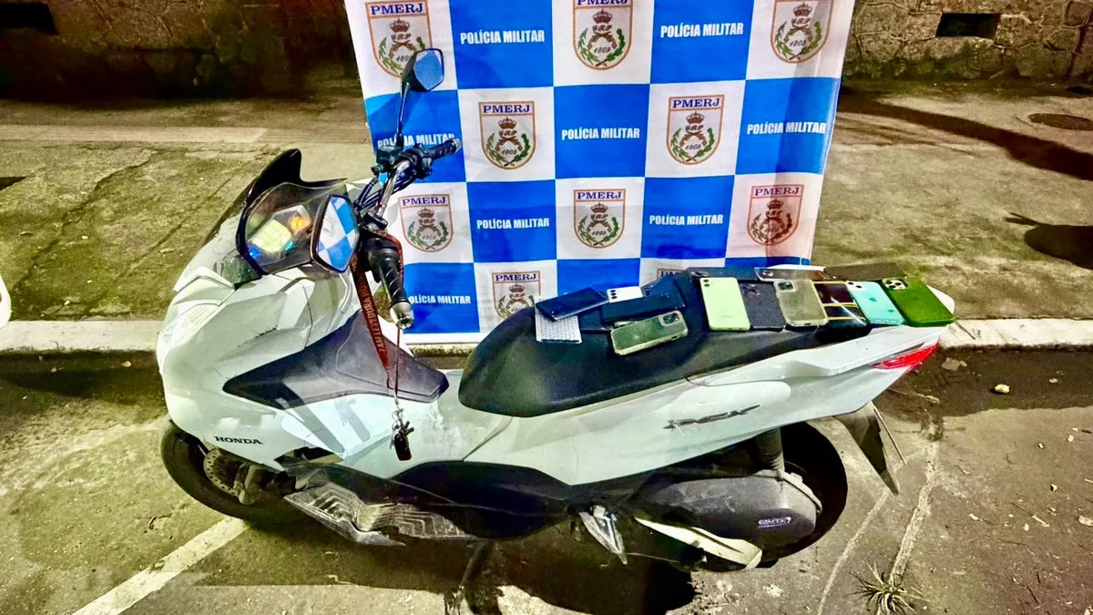 Foram apreendidos 16 celulares e a motocicleta, que apresentava chassi adulterado
