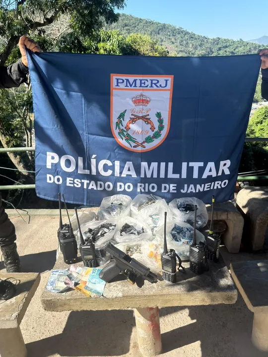 Uma arma e drogas foram localziadas com o suspeito