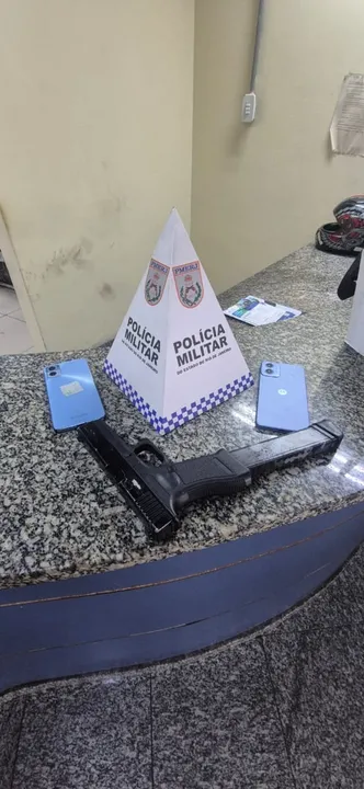 Os agentes encontraram uma Glock 9 mm e dois celulares