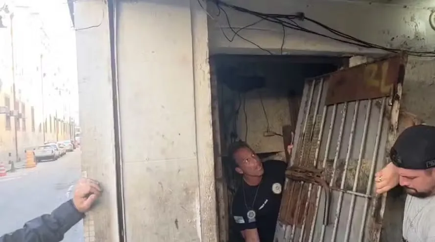 Agentes retiram a porta de aço do bunker do tráfico na região central do Rio