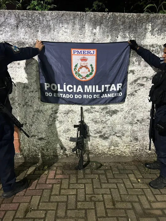 Os policiais apreenderam o fuzil e 30 munições