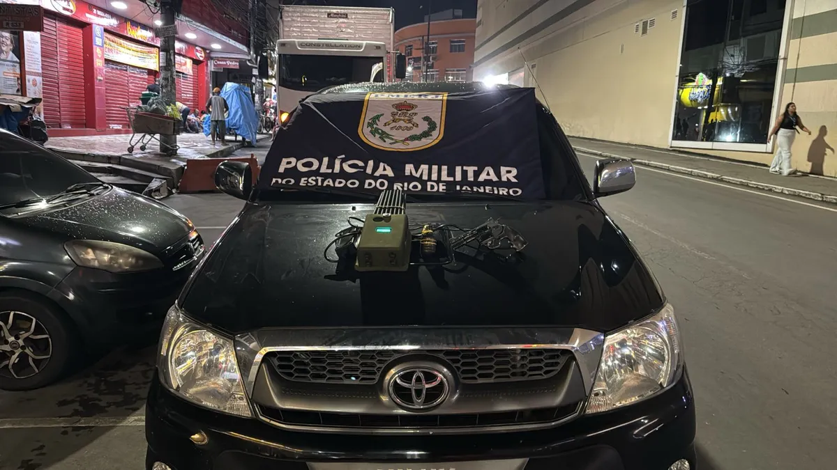 No interior do veículo foram apreendidos um simulacro de revólver, uma granada e um bloqueador de sinal
