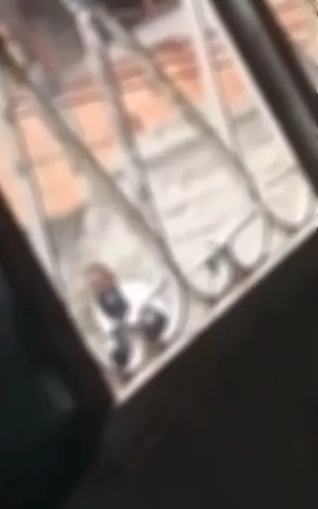 Policiais são flagrados agredindo morador