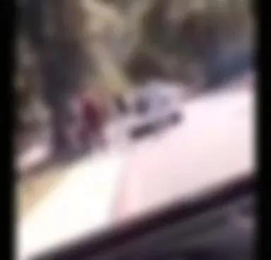 Homens são flagrados deixando a viatura em direção ao Praia Clube, em Niterói