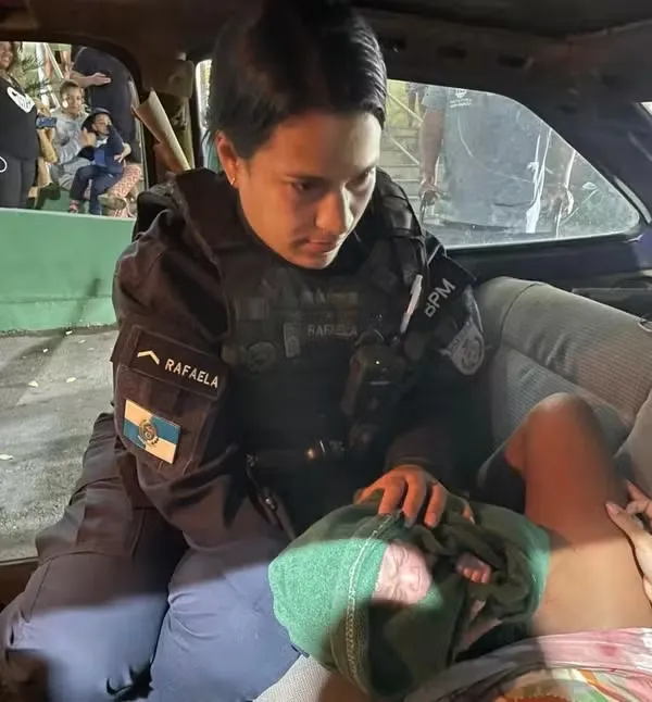 Criança nasce dentro de viatura da Polícia Militar