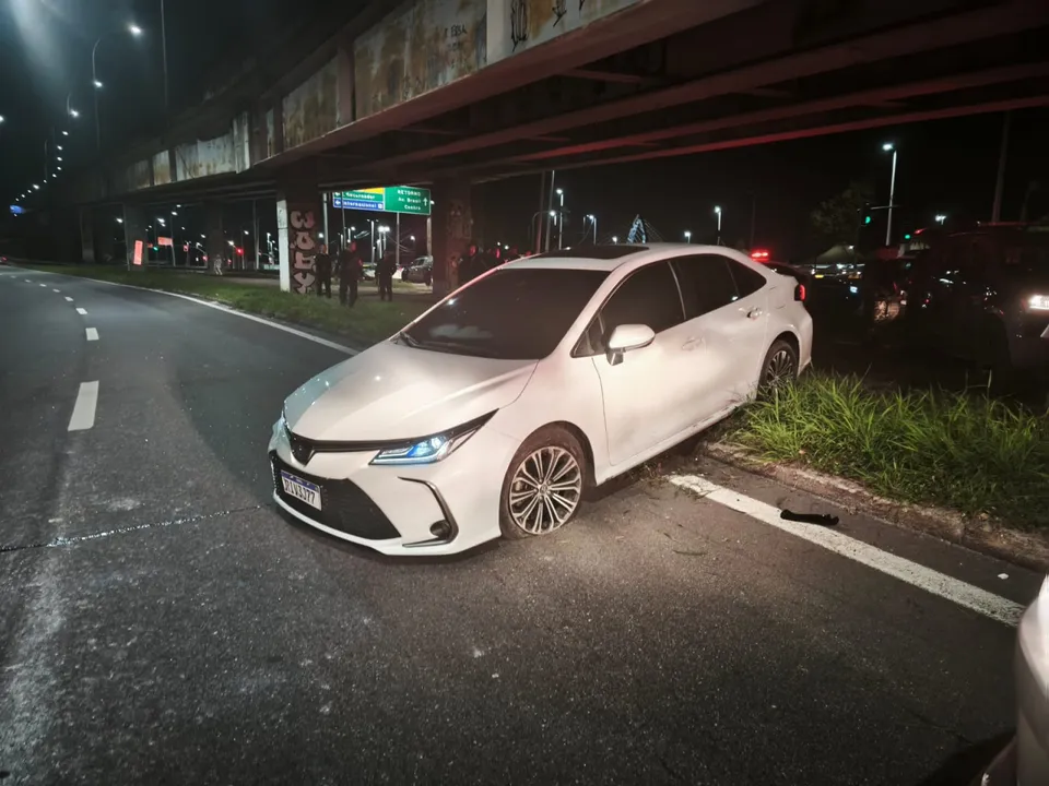 O carro que ocupavam, um Corolla branco, era roubado