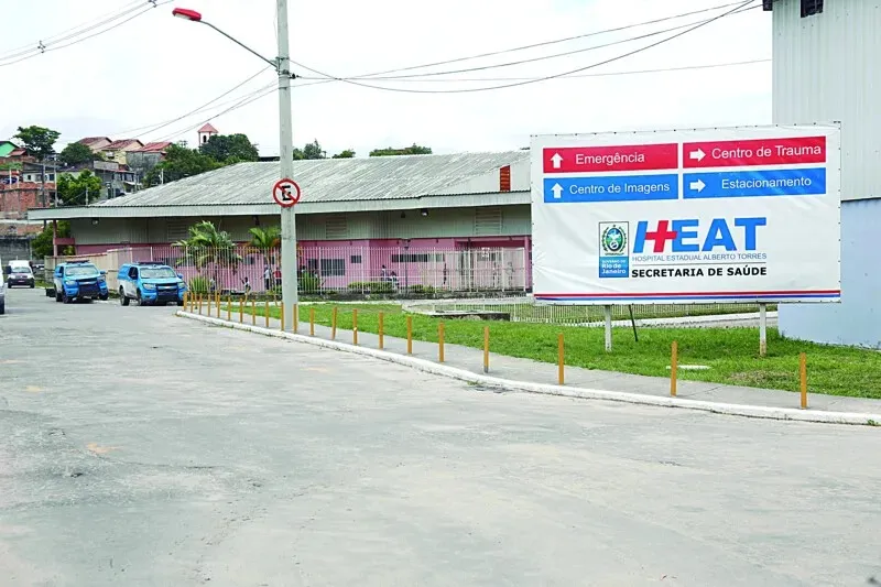 O militar recebeu os primeiros socorros ainda no local e foi encaminhado ao Hospital Estadual Alberto Torres (HEAT)