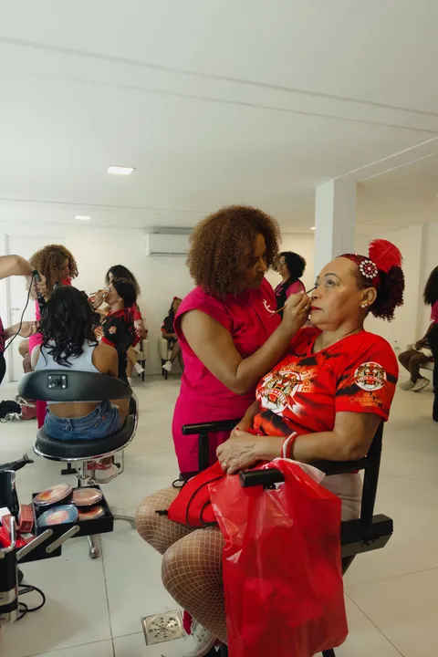 A ação aconteceu na quadra do Porto da Pedra, horas antes da ida à Marquês de Sapucaí, e contou com profissionais especializados que atenderam integrantes da comunidade