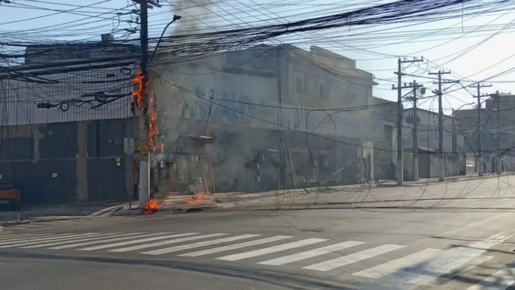 De acordo com as informações divulgadas pela Leste Telecom, a causa do incêndio foi um curto-circuito na rede