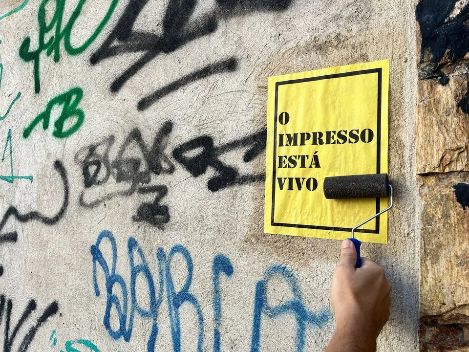 Lambe lambe com a frase "O impresso está vivo".