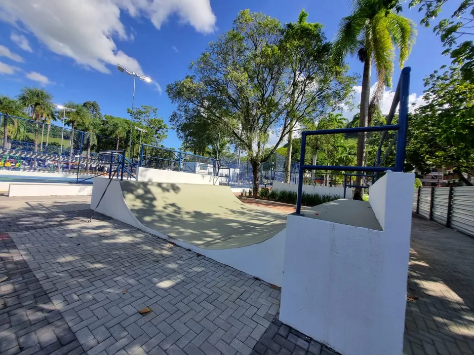 Entre as melhorias realizadas estão a construção de vestiários, banheiros, quadra poliesportiva, academia com equipamentos para terceira idade, além da reforma da pista de skate