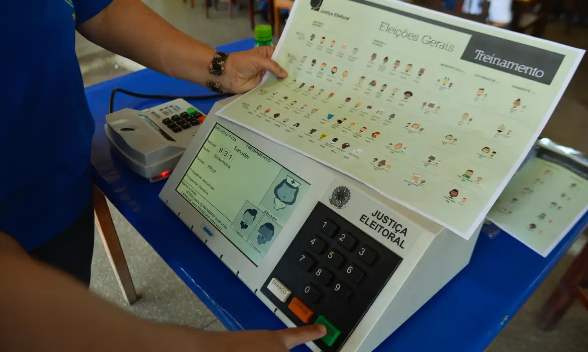 O atendimento pode ser feito presencialmente nos cartórios eleitorais ou pela internet