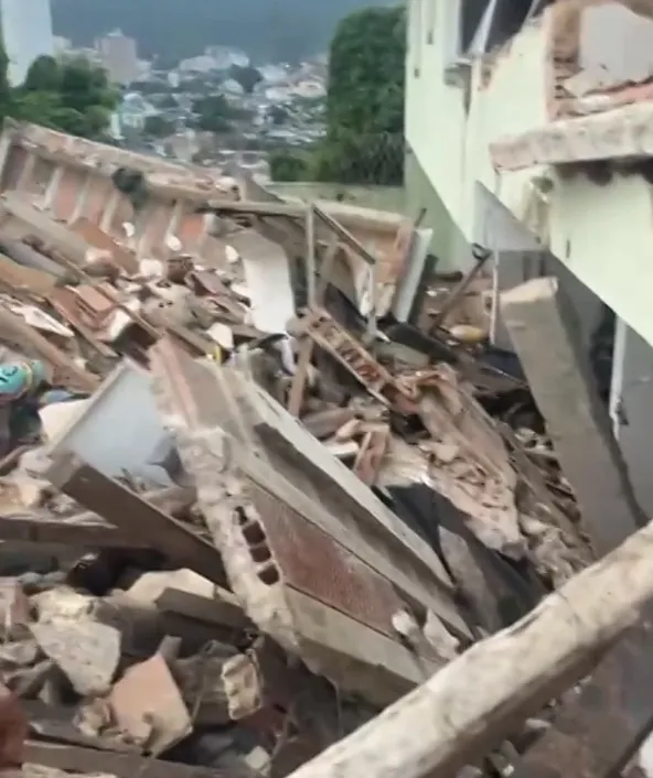 Os bombeiros conseguiram resgatar com vida quatro pessoas que ficaram sob os escombros