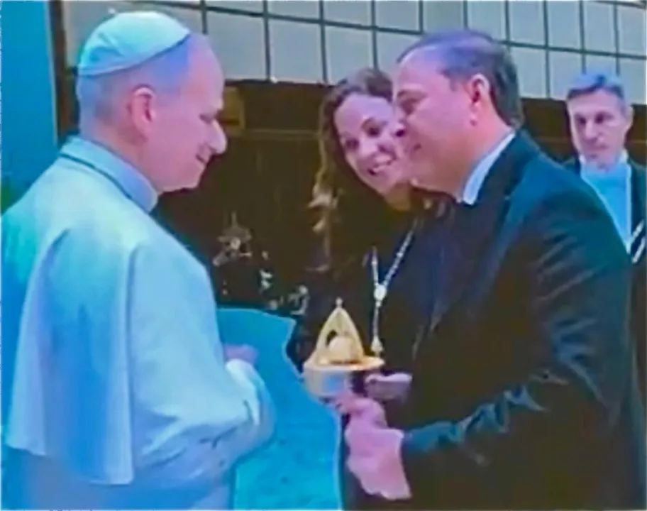 Durante Audiência Geral, prefeito pediu bênção para Niterói e o Brasil e entregou ao Santo Padre uma miniatura da Nova Catedral São João Batista, marco religioso, arquitetônico e turístico em construção no Caminho Niemeyer