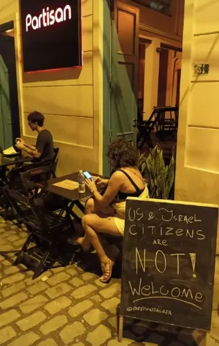 Segundo o Procon, o uso da placa configura como prática abusiva e discriminatória